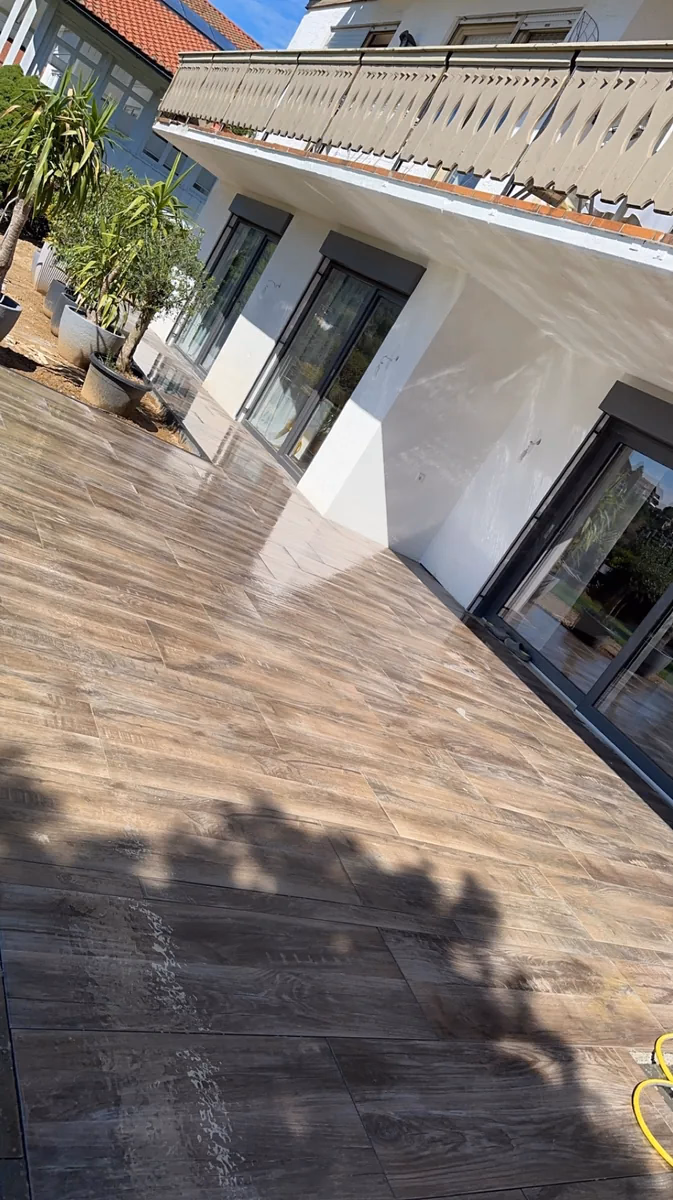 Moderne, gepflasterte Terrasse
